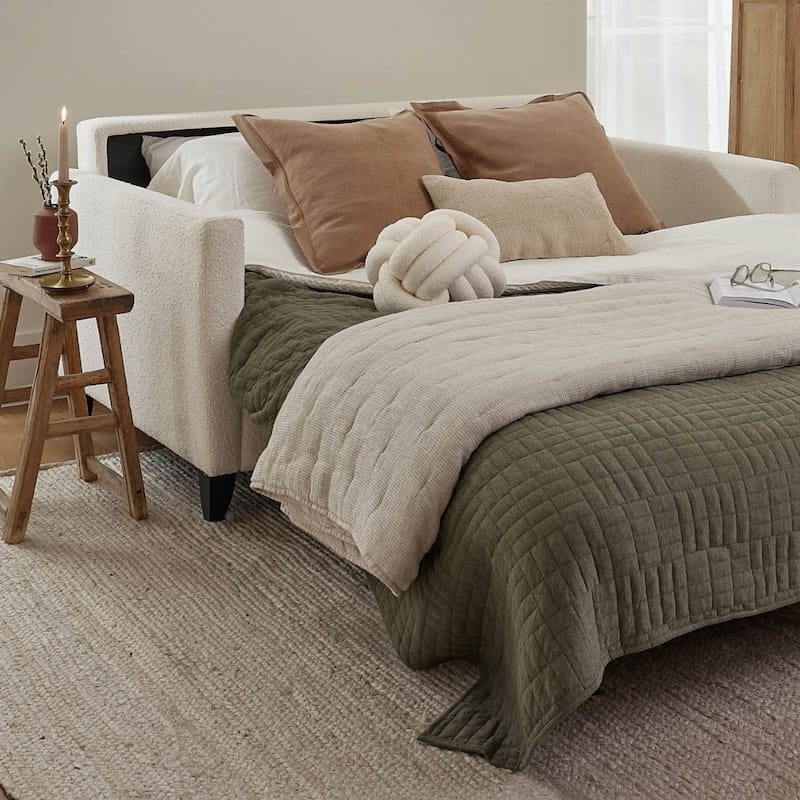 FA24 AL ProductLaunch Naomi Web PDP Lifestyle Front45 37516