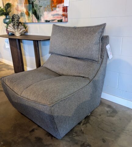 caliahiphoparmlesschair